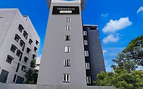 Super Townhouse Balewadi High Street